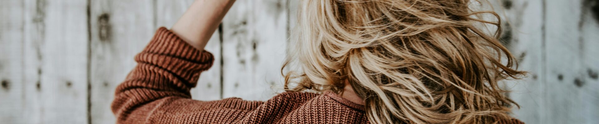 Ciemny blond - najczęstsze błędy przy koloryzacji i jak ich uniknąć