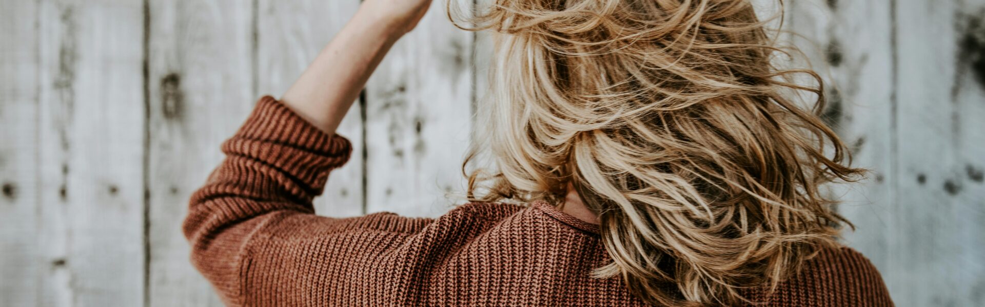 Ciemny blond - najczęstsze błędy przy koloryzacji i jak ich uniknąć