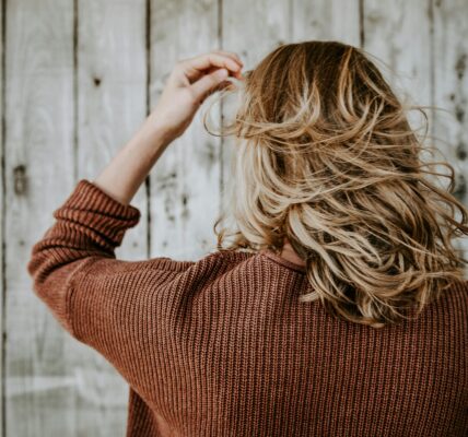 Ciemny blond - najczęstsze błędy przy koloryzacji i jak ich uniknąć