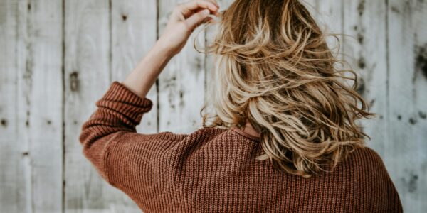 Ciemny blond - najczęstsze błędy przy koloryzacji i jak ich uniknąć